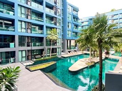 Condominium for sale Jomtien showing the balcony and pool view 