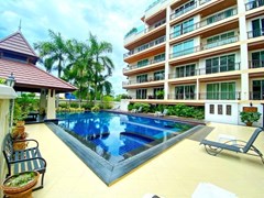 Condominium for sale Jomtien showing the communal pool