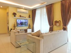 Condominium for sale Jomtien Pattaya showing the living room