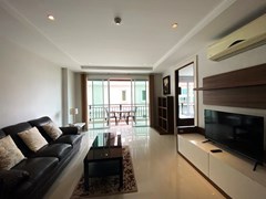 Condominium for sale Jomtien showing the living room 