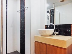 Condominium for sale Jomtien Pattaya showing the master bathroom 