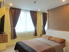 Condominium for sale Jomtien Pattaya showing the master bedroom 