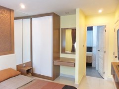 Condominium for sale Jomtien Pattaya showing the master bedroom suite 