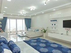 Condominium for sale Jomtien showing the living and sleeping areas 
