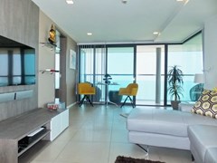 Condominium for sale Na Jomtien showing the living and dining areas 
