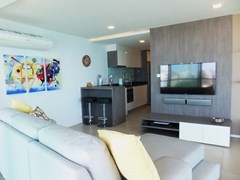 Condominium for sale Na Jomtien showing the living and kitchen areas