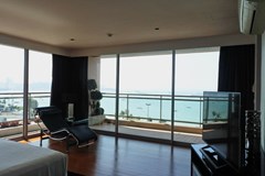 Condominium for sale Pattaya Northshore showing the master bedroom and sea view