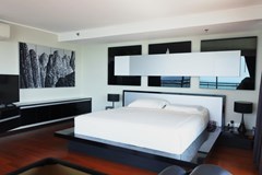 Condominium for sale Pattaya Northshore showing the master bedroom suite