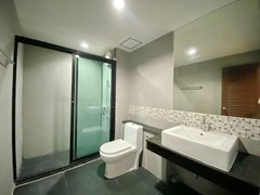 Condominium for sale Pattaya showing the bathroom