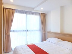 Condominium for sale Pratumnak Hill Pattaya showing the bedroom and built-in wardrobes 