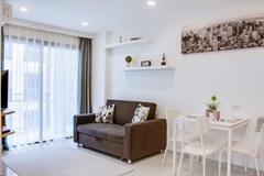 Condominium for sale Pratumnak Hill Pattaya showing the living and dining areas 