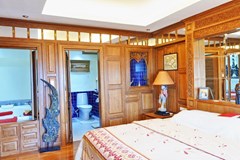 Condominium for sale Pratumnak Hill Pattaya showing the master bedroom suite
