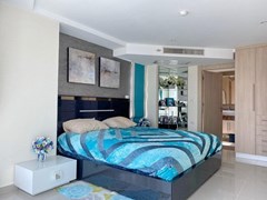 Condominium for sale Pratumnak Pattaya showing the master bedroom suite 