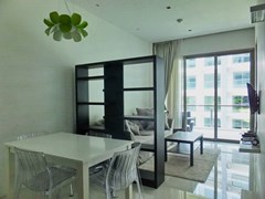 Condominium for sale Wongamat Pattaya showing the living and dining areas 