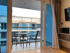 Condominium for sale Central Pattaya showing the balcony 