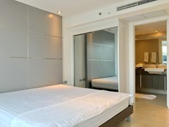 Condominium for sale Central Pattaya showing the bedroom and built-in wardrobes 