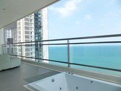 Condominium for sale Jomtien Pattaya showing the Jacuzzi bathtub on the balcony