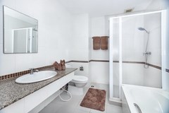 Condominium for sale Jomtien Pattaya showing the bathroom 