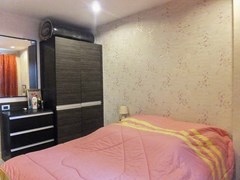 Condominium for sale Jomtien showing the bedroom with built-in wardrobes 