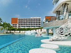 Condominium for sale Na Jomtien showing the communal swimming pool 