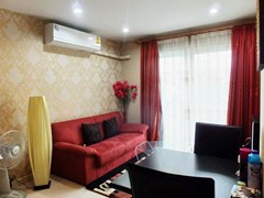 Condominium for sale Jomtien showing the living area 