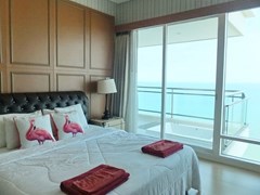 Condominium for sale Jomtien Pattaya showing the master bedroom 