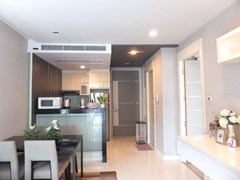 Condominium for rent Central Pattaya showing the dining and kitchen areas 