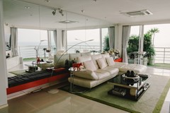 Condominium for sale Pratumnak Hill showing the living area