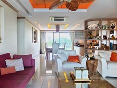 Condominium for Sale Pratumnak Hill showing the open plan living area 