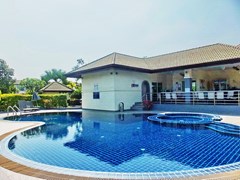 House for rent East Pattaya showing the communal swimming pool 