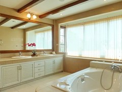 House for rent East Pattaya showing the master bathroom