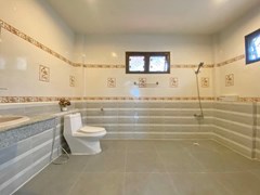 House for rent East Pattaya showing the master bathroom