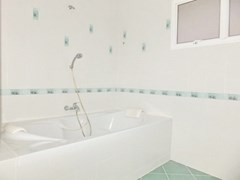 House for rent East Pattaya showing the bathroom with bathtub 