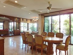 House for rent East Pattaya showing the dining area and outside terrace 