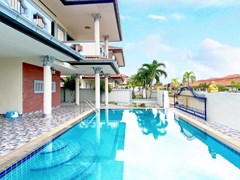 House for rent East Pattaya showing the pool and carport 