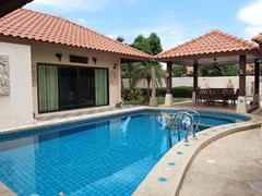 House for rent Huay Yai Pattaya showing the pool and garden 