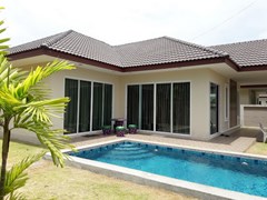 House for rent Huay Yai Pattaya showing the house and pool