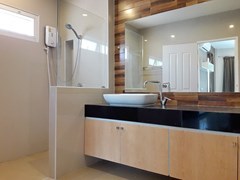 House for rent Huay Yai Pattaya showing the master bathroom