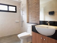 House for rent Huay Yai Pattaya showing the  second bathroom 