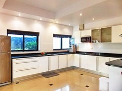 House For Rent Jomtien Park Villas Pattaya showing the kitchen 