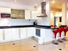 House For Rent Jomtien Park Villas Pattaya showing the kitchen and breakfast bar 