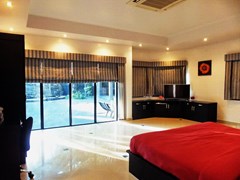 House For Rent Jomtien Park Villas Pattaya showing the master bedroom