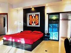 House For Rent Jomtien Park Villas Pattaya showing the master bedroom with walk-in wardrobes
