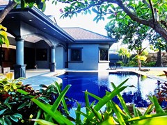 House For Rent Jomtien Park Villas Pattaya showing the  covered terrace and pool 