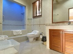 House for rent View Talay Villas Jomtien showing the bathroom 