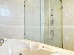 House for rent Jomtien Pattaya showing the master bathroom with Jacuzzi bathtub  