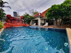 House for rent Jomtien Pattaya showing the house and pool