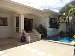 House for rent Jomtien Pattaya showing the house, carport and pool 