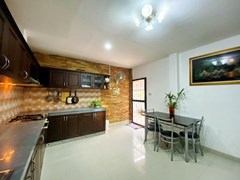 House for rent Jomtien showing the kitchen and dining areas 
