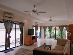House for rent Jomtien Pattaya showing the living room poolside